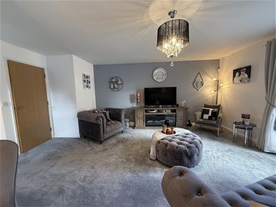 LOUNGE & DINING AREA